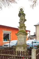 https://upload.wikimedia.org/wikipedia/commons/thumb/9/9e/Dlouh%C3%A1_Ves_u_Rychnova_nad_Kn%C4%9B%C5%BEnou_-_socha_Panny_Marie.jpg/800px-Dlouh%C3%A1_Ves_u_Rychnova_nad_Kn%C4%9B%C5%BEnou_-_socha_Panny_Marie.jpg
