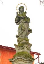 https://upload.wikimedia.org/wikipedia/commons/thumb/9/9e/Dlouh%C3%A1_Ves_u_Rychnova_nad_Kn%C4%9B%C5%BEnou_-_socha_Panny_Marie.jpg/800px-Dlouh%C3%A1_Ves_u_Rychnova_nad_Kn%C4%9B%C5%BEnou_-_socha_Panny_Marie.jpg