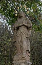 https://upload.wikimedia.org/wikipedia/commons/thumb/8/8a/Pansk%C3%A1_Habrov%C3%A1%2C_socha_Bolestn%C3%A9_Panny_Marie.jpg/800px-Pansk%C3%A1_Habrov%C3%A1%2C_socha_Bolestn%C3%A9_Panny_Marie.jpg