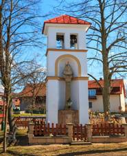 https://upload.wikimedia.org/wikipedia/commons/thumb/8/81/Vrbice_-_zvonice.jpg/800px-Vrbice_-_zvonice.jpg