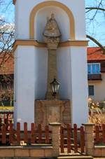 https://upload.wikimedia.org/wikipedia/commons/thumb/8/81/Vrbice_-_zvonice.jpg/800px-Vrbice_-_zvonice.jpg