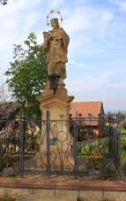 Vrbice, Chl�nky, statue.jpg
