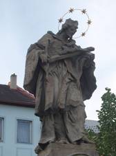 Rymarov - socha sv. Jana Nepomuckeho - detail.JPG