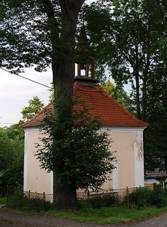 Pohled na kapli a n�ves