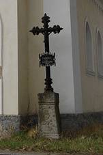 https://upload.wikimedia.org/wikipedia/commons/thumb/8/8d/Rade%C5%A1%C3%ADn_%28Petrovice%29_%281.%29.jpg/800px-Rade%C5%A1%C3%ADn_%28Petrovice%29_%281.%29.jpg