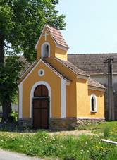 https://upload.wikimedia.org/wikipedia/commons/thumb/9/93/He%C5%99mani%C4%8Dky%2C_Velk%C3%A9_He%C5%99manice%2C_chapel.jpg/800px-He%C5%99mani%C4%8Dky%2C_Velk%C3%A9_He%C5%99manice%2C_chapel.jpg