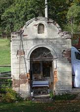 Bystr nad Jizerou, kaple u p. 83 a 43, z mostu.jpg