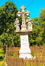 Krucifix, uprost�ed vsi Kotelsko
