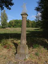 Rybnice (H�je), sloup s plechem (02).jpg