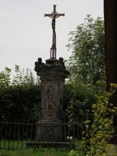 Slan, krucifix v arelu koly.jpg