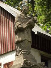 Proska - socha svatho Jana Nepomuckho ped domem p. 27.jpg