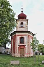 https://upload.wikimedia.org/wikipedia/commons/thumb/6/66/T%C5%99tice_kostel_sv._Mikul%C3%A1%C5%A1e_%C4%8Delo_2.JPG/800px-T%C5%99tice_kostel_sv._Mikul%C3%A1%C5%A1e_%C4%8Delo_2.JPG