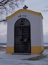 Tuchlovice, kaplika u cesty k dolu.jpg