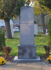 Pam�tn�k ob�tem v�lek, n�m�st� Pod Lipami, m�stys Zlonice, okres Kladno.JPG