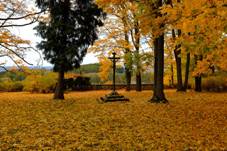 Kosteln Bza hbitov u kostela jen 2019.jpg