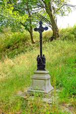 Kosteln Bza kek u poln cesty srpen 2020.jpg