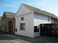 File:Venkovsk dm s pamtn deskou F. Hrubho (Strukov).JPG