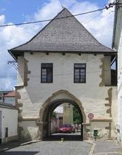 File:Uniov - Medel Gate.jpg