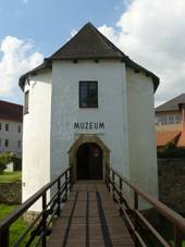 File:Vodni branka Unicov.jpg