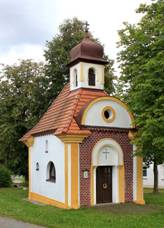 https://upload.wikimedia.org/wikipedia/commons/thumb/9/91/Lisov%2C_chapel.jpg/800px-Lisov%2C_chapel.jpg