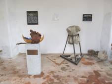 Kov vrch - artefakty v bvalm vstupu do kostela.JPG