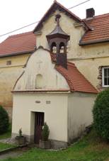 Mostice, kaple a p. 21, pohled mrn zprava.jpg