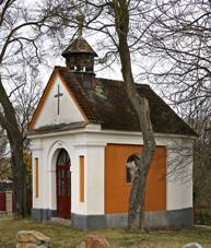 https://upload.wikimedia.org/wikipedia/commons/thumb/2/2e/L%C3%AD%C5%A1%C5%A5any%2C_N%C3%A1klov%2C_chapel.jpg/1280px-L%C3%AD%C5%A1%C5%A5any%2C_N%C3%A1klov%2C_chapel.jpg