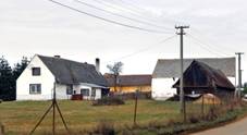 https://upload.wikimedia.org/wikipedia/commons/thumb/c/ce/L%C3%AD%C5%A1%C5%A5any%2C_N%C3%A1klov%2C_house_No_11.jpg/1280px-L%C3%AD%C5%A1%C5%A5any%2C_N%C3%A1klov%2C_house_No_11.jpg