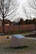 Pam�tn�k na m�st� synagogy v N��anech (Q94440975) 01.jpg
