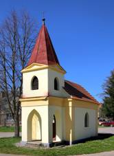 https://upload.wikimedia.org/wikipedia/commons/thumb/d/d0/%C4%8Cerno%C5%A1%C3%ADn%2C_Ostrovce%2C_chapel.jpg/800px-%C4%8Cerno%C5%A1%C3%ADn%2C_Ostrovce%2C_chapel.jpg