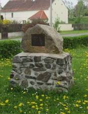 Pam�tn�k ve Vsi Tou�kov (Q66055620).jpg
