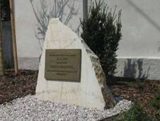 Pamtnk Franze Metznera u kostela ve Verubech (Q66053566) 01.jpg