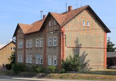 https://upload.wikimedia.org/wikipedia/commons/thumb/8/8e/Zb%C5%AFch%2C_house_No_144.jpg/1280px-Zb%C5%AFch%2C_house_No_144.jpg