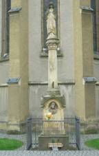 Sloup u kostela 5