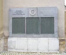 Pamtn%20deska%20padlm%20na%20kostele%205