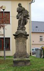 umperk, sochy u kostela (2).jpg