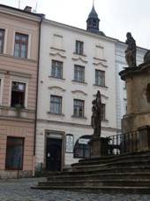 umperk, nmst Mru 5.JPG