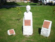 PrÃ¡Å¡ily, pomnÃk J.VÃ¡chala.JPG