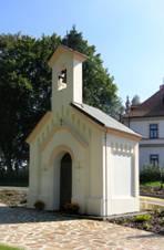 https://upload.wikimedia.org/wikipedia/commons/thumb/a/a4/Dra%C5%BEi%C4%8Dky%2C_Chapel.jpg/800px-Dra%C5%BEi%C4%8Dky%2C_Chapel.jpg
