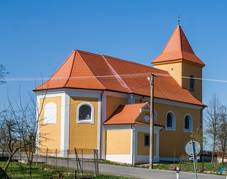 Pohled na most a kostel Vech Svatch na kraji obce (2019)