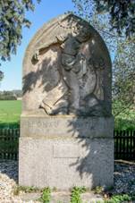 https://upload.wikimedia.org/wikipedia/commons/thumb/0/05/Pada%C5%99ov%2C_pam%C3%A1tn%C3%ADk_%282019%29_%281%29.jpg/800px-Pada%C5%99ov%2C_pam%C3%A1tn%C3%ADk_%282019%29_%281%29.jpg