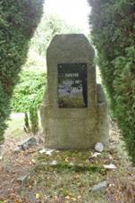 https://upload.wikimedia.org/wikipedia/commons/thumb/7/7d/Dehetn%C3%A1%2C_pam%C3%A1tn%C3%ADk_III.jpg/800px-Dehetn%C3%A1%2C_pam%C3%A1tn%C3%ADk_III.jpg