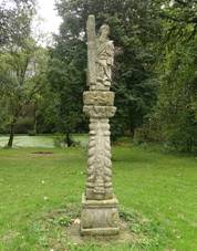 Jadru, socha svatho Ondeje na podstavci, zepedu.jpg