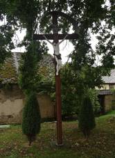 Oldřichov, kříž vedle kaple svatého Jana a Pavla.jpg
