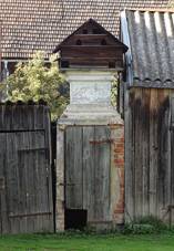 Strachovice, �p. 2, holubn�k na dvorku.jpg