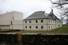 http://upload.wikimedia.org/wikipedia/commons/b/bb/Kl%C3%A1%C5%A1ter_Nov%C3%BD_Dv%C5%AFr_-_okres_Karlovy_Vary_-_Karlovarsk%C3%BD_kraj_-_%C4%8Cesk%C3%A1_republika.jpg