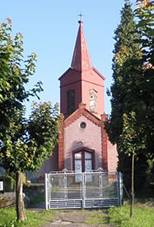 File:Oldrichovice evang. hrbitov kaple.JPG