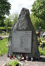 File:CZE esk Tn Svibice Hbitov - pomnik.JPG