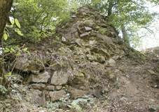 Hrad Kokov - zbytky zdiva donjonu na severoseverozpad, detail