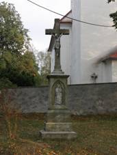 Ol (okres Brno-venkov) - k u kostela.jpg